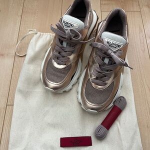 Valentino Garavani Bounce Sneakers Gold